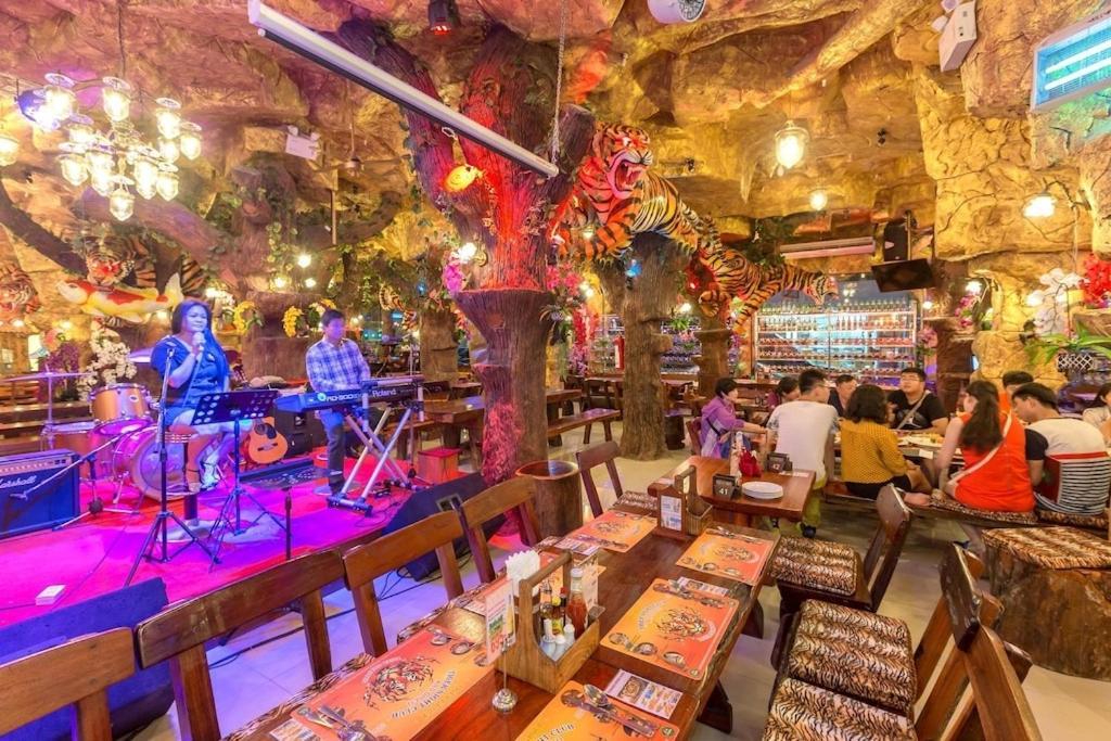 Tiger Complex By Eyg Hotel Patong Екстериор снимка