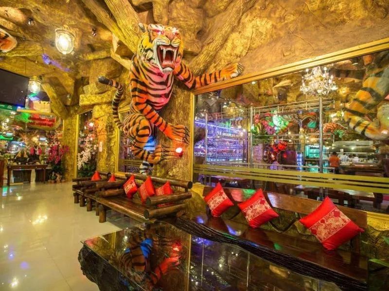 Tiger Complex By Eyg Hotel Patong Екстериор снимка